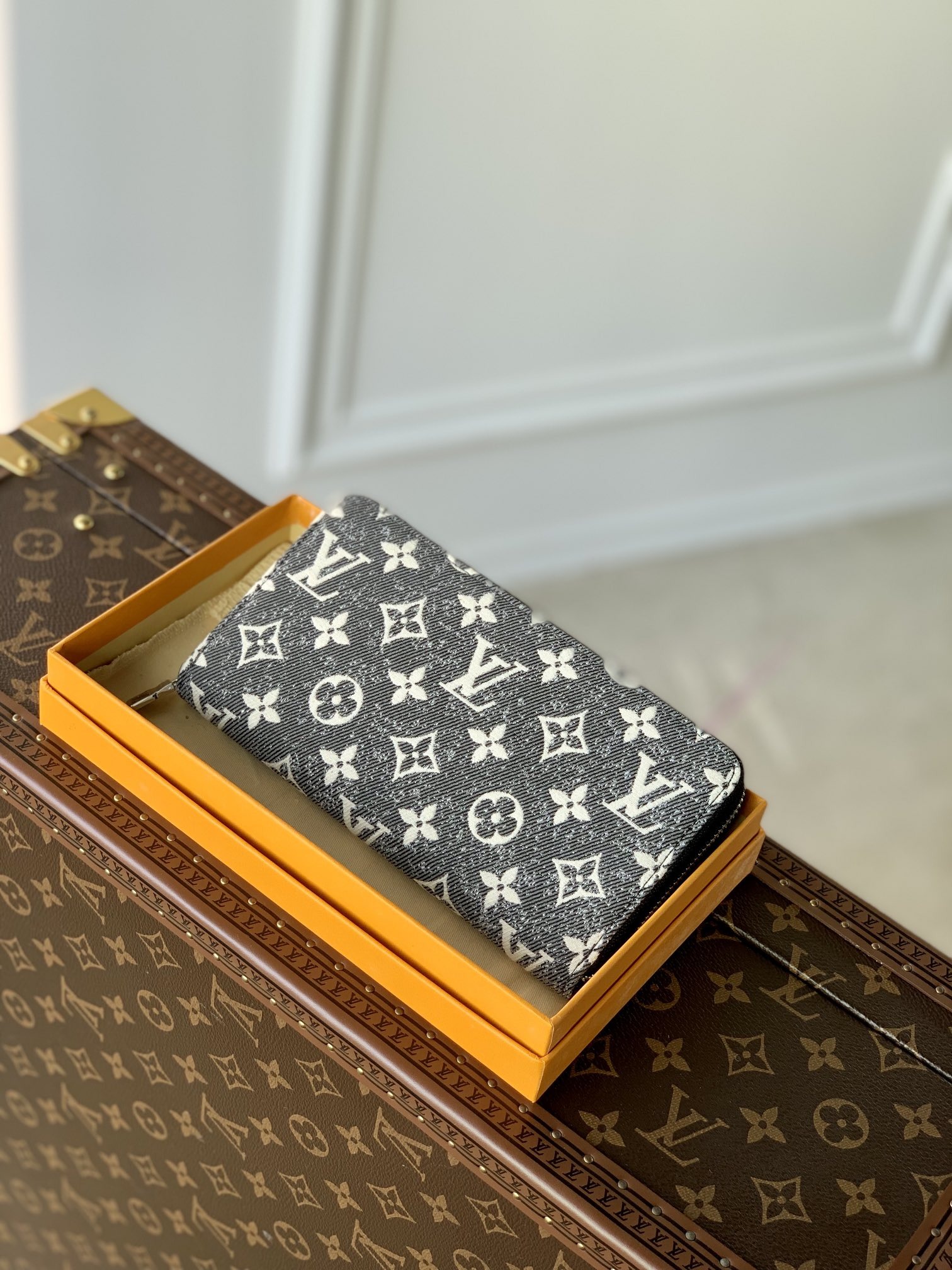 Louis Vuitton Zippy Wall